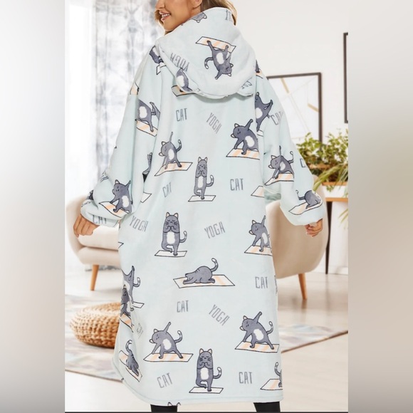 NWOT Three poodle extra long blanket hoodie in cat yoga print - Picture 2 of 8